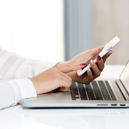 スマートフォンを操作する女性